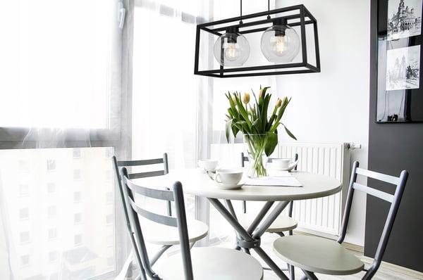 RIIPPUVAN VALAISIMEN HÄKKI, ELEGANTTI LASIPALLO