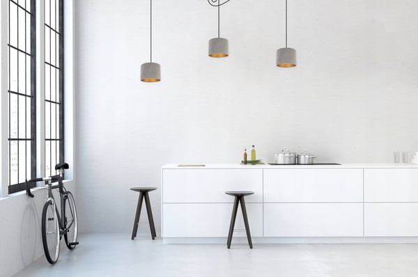 ELEGANT HÆNGELAMPE MED EDDEKRON, GYLDEN FLØJLSSKÆRM