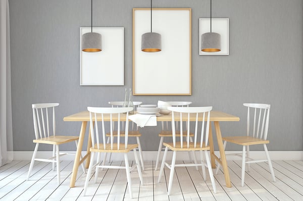 ELEGANT HÆNGELAMPE MED GYLDEN FLØJLSSKÆRM