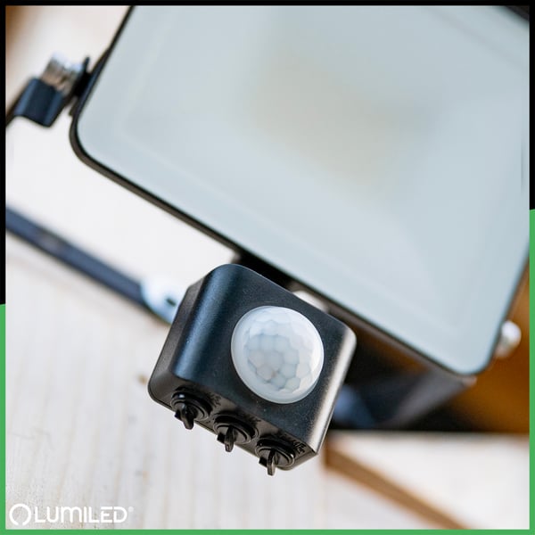 AZZLER LED-valonheittäjä 20W 2400lm 4000K IP44 Halogeeni ulkokäyttöön liikkeentunnistimella musta LUMILED