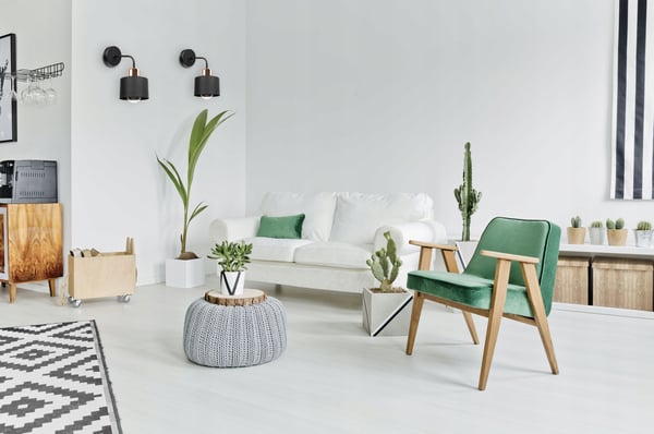 UNIK VÆGLAMPE MED ELEGANT METALSKÆRM