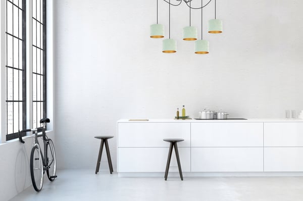 ELEGANT HÆNGELAMPE MED EDDEKRON, GYLDEN FLØJLSSKÆRM