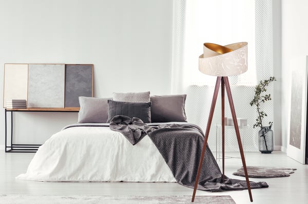 GULVLAMPE MED STÅENDE TRIPOD MØNSTER AF TRÆSKÆRM