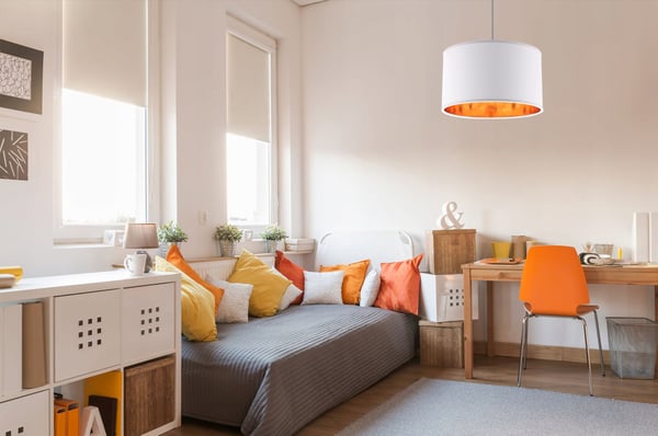 Lofthængende lampe med gylden center LED