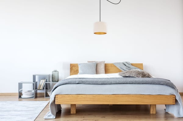 ELEGANT HÆNGELAMPE MED EDDEKRON, GYLDEN FLØJLSSKÆRM