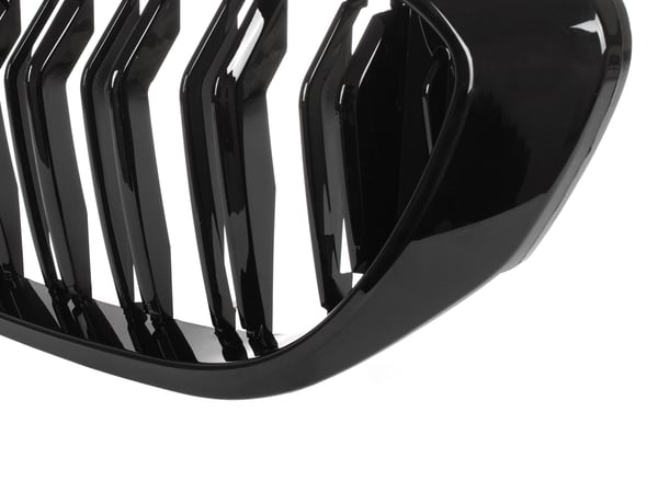 BMW 5 G30 / G31 2017- ajovalojen välissä olevat maskit (munuaiset) vasen + oikea sarja musta kiiltävä kaksoispalkki