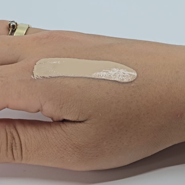 BB Cream med panthenol. Farve PEACH 03. Udjævner hudtonen og fugter.