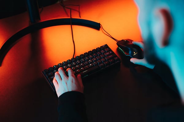 SureFire KingPin M1 Kablet Gamingtastatur 60% RGB QWERTY Engelsk
