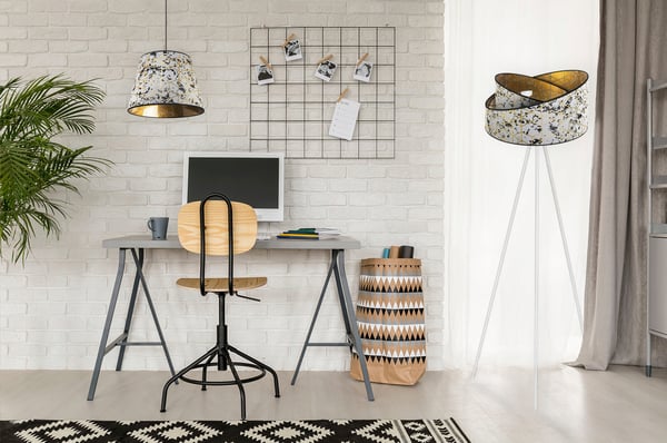 GULVLAMPE MED STÅENDE TRIPOD MED METALSKÆRM MØNSTER