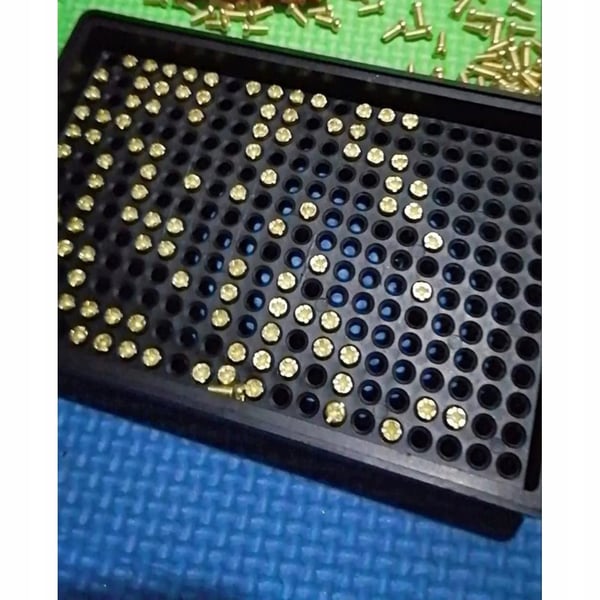ESD-antistaattinen tarjotin 1,5–2 mm:n ruuveille, 459 reikää, järjestelyyn