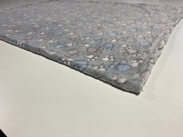 Fleecefilt 70x50 cm mörka tassar