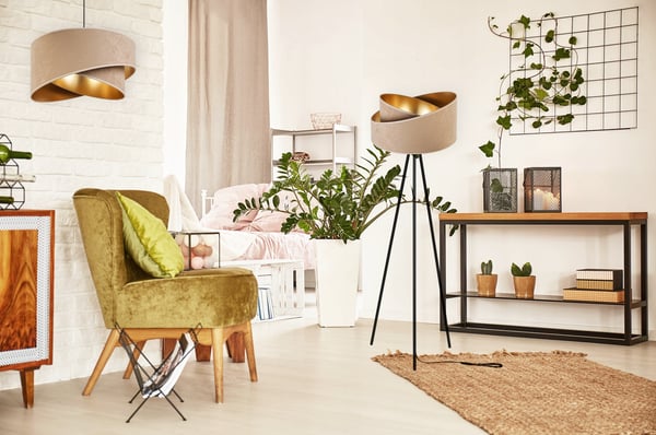 STÅENDE GULVLAMPE MED TRIPOD GYLDEN FLØJLSSKÆRM