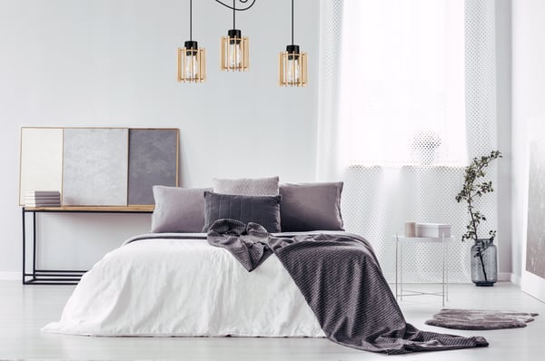 MODERN LED-TAKLAMPA I TRÄ