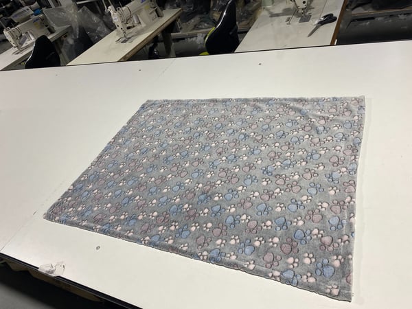 Fleecefilt 70x50 cm mörka tassar