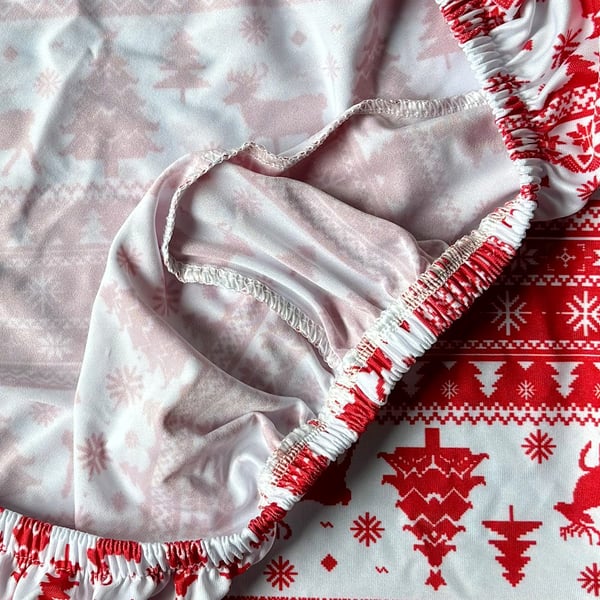 Jouluinen punainen tuolinpäällinen porokuviolla