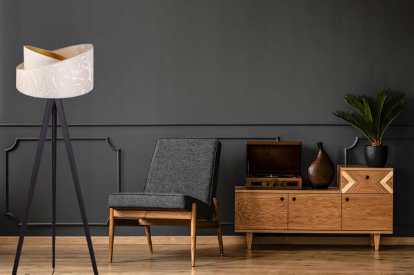 GULVLAMPE MED STÅENDE TRIPOD MØNSTER AF TRÆSKÆRM