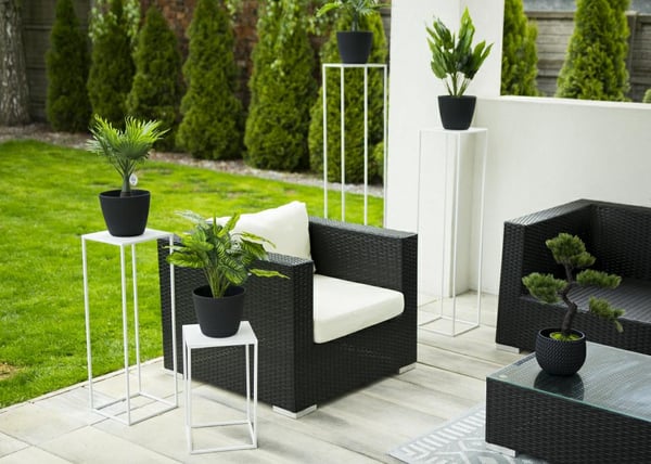 Vit modern stående blomställning 70 cm