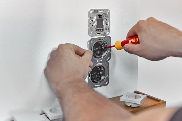 POCKETMAX SÄHKÖINEN RUUVIMEISSELI TERÄLIPASELLA, 4 TERÄÄ - WH 45296