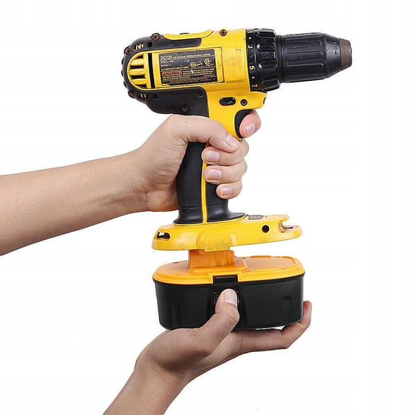 Dewalt DCB201 adapter för Dewalt och Milwaukee 18V batterier gul/svart