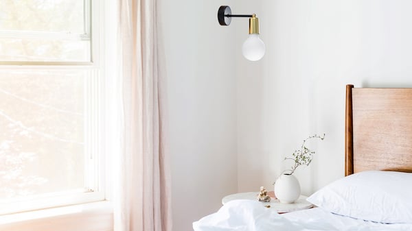 Moderni parvi-seinävalaisin kultaisilla LED-lisävarusteilla