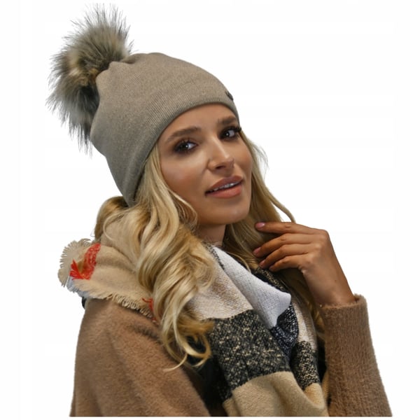 Varm polsk mössa med pompom Latte A13