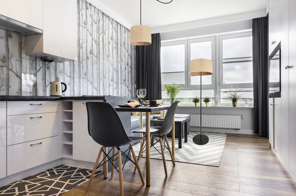 GULVLAMPE MED STÅENDE METALSKÆRM 35CM
