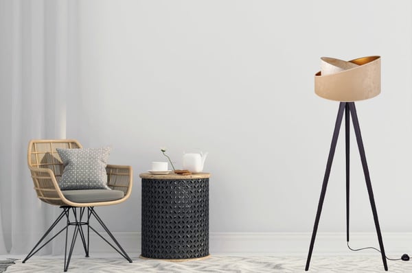 GULVLAMPE MED STÅENDE TRIPOD MØNSTER AF TRÆSKÆRM