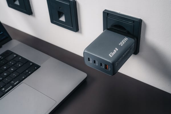 Verbatim GaN GNC-200 Vægoplader 3xUSB-C PD (2x100W+65W) 1xUSB-A QC 3.0