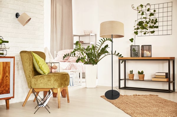 GULVLAMPE MED STÅENDE METALSKÆRM 40 CM