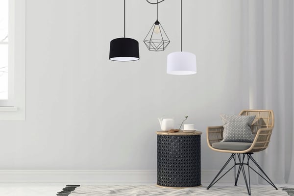 Lofthængende lampe med trådskærm og edderkop