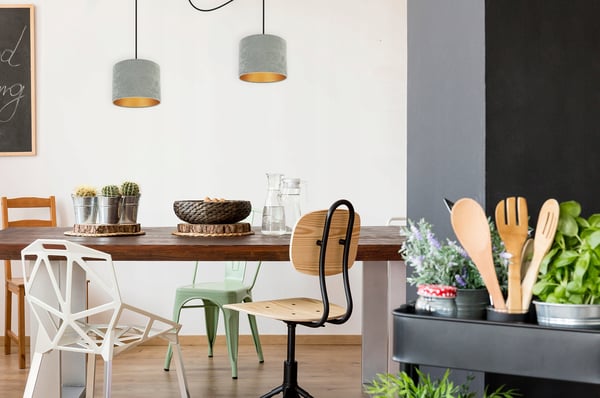 ELEGANT HÆNGELAMPE MED EDDEKRON, GYLDEN FLØJLSSKÆRM
