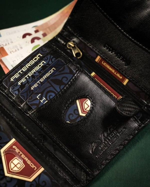Stor, vertikal herrplånbok i äkta läder - Peterson