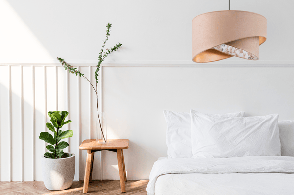 Hængende loftlampe med lysekrone i gylden lampeskærm