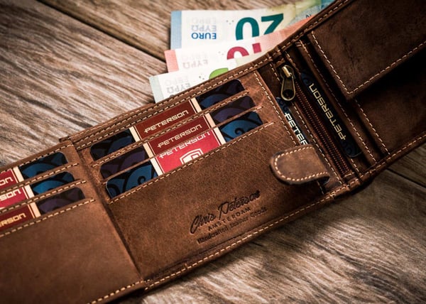 Miesten nupukkinahkainen lompakko RFID-korttisuojauksella - Peterson