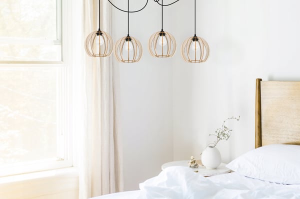 MODERN LED-TAKLAMPA I TRÄ