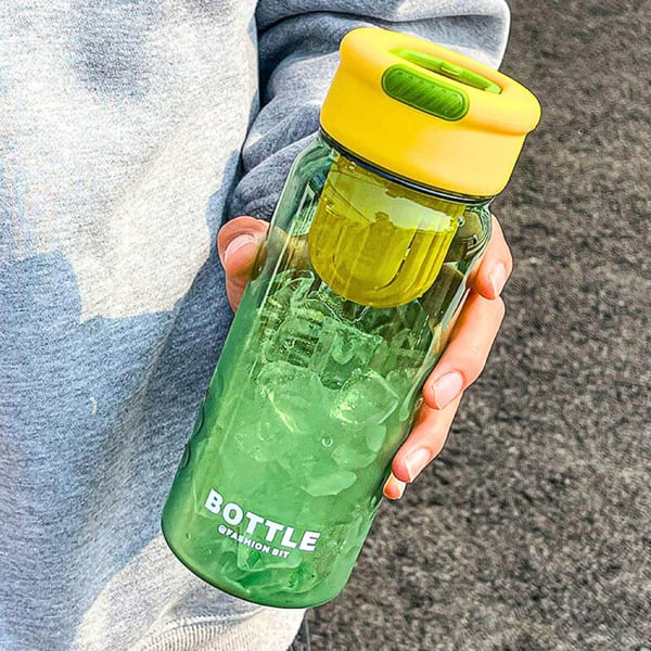 Urheilujuomapullo vedelle ja juomille kestävä mittakaavalla ja suodattimella 650 ml