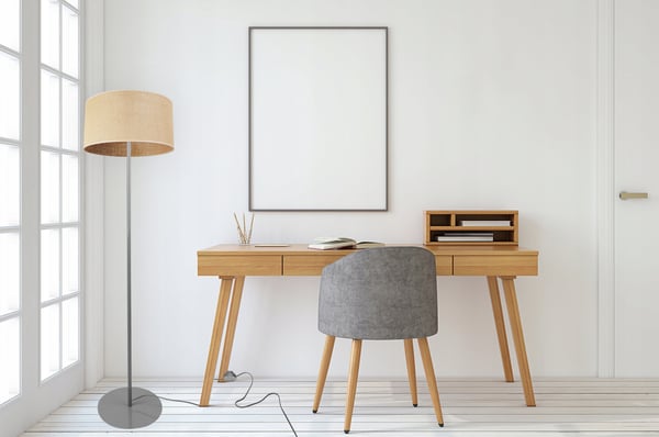 GULVLAMPE MED STÅENDE METALSKÆRM 35CM
