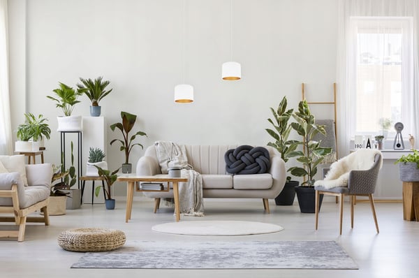ELEGANT HÆNGELAMPE MED GYLDEN FLØJLSSKÆRM