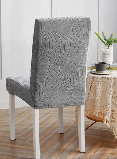 Ljusgrått stolskydd med jacquardmönster i sammetsstoff