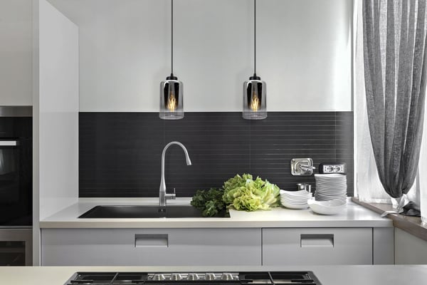 MODERNE ELEGANT HÆNGELAMPE MED GLASSKÆRM