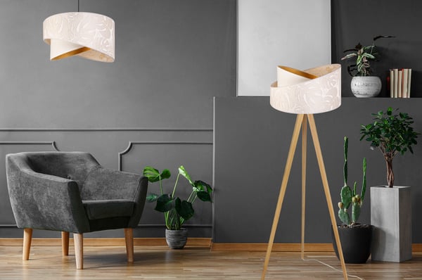 GULVLAMPE MED STÅENDE TRIPOD MØNSTER AF TRÆSKÆRM