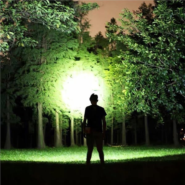 KRAFTIG GENOPLADELIG LED Lommelygte SPOTLIGHT