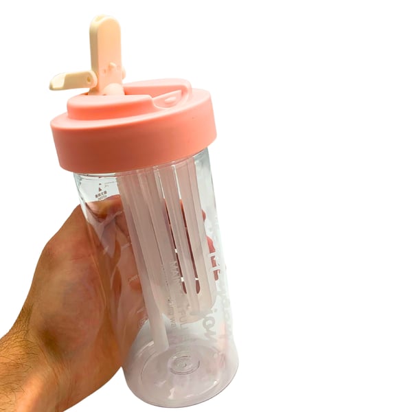 Kestävä juomapullo suodattimella, sormella ja mitta-asteikolla 600 ml