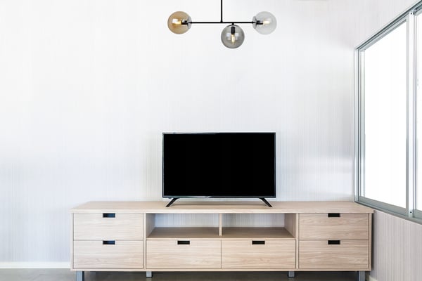 MODERNI RIIPPUVALAISIN LASIPALLOILLA LED-KATONKI