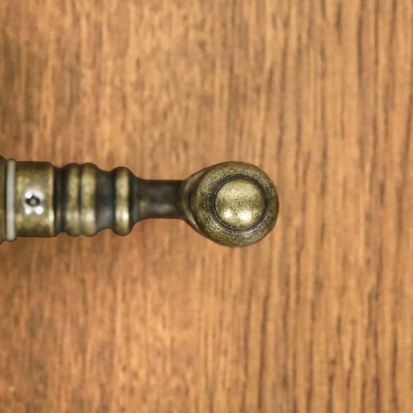 DEVON ovenkahva avaimenreikälevyllä 72 mm sylinterille antiikkikultainen