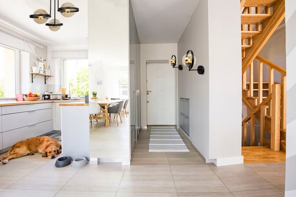 MODERNE VÆGLAMPE MED HONNINGRING I GLAS