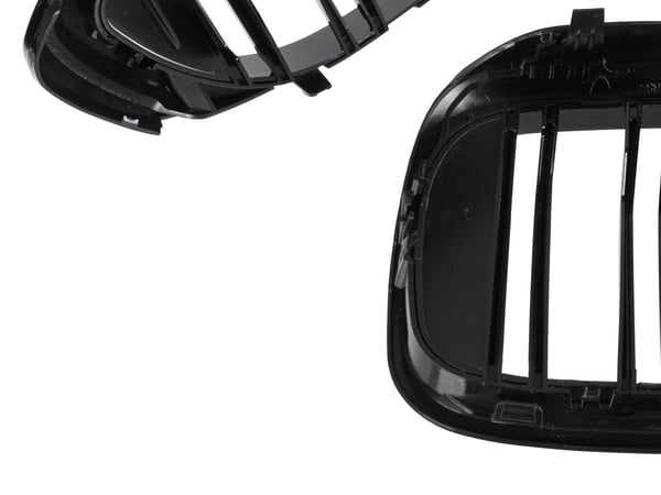 BMW 5 G30 / G31 2017- ajovalojen välissä olevat maskit (munuaiset) vasen + oikea sarja musta kiiltävä kaksoispalkki