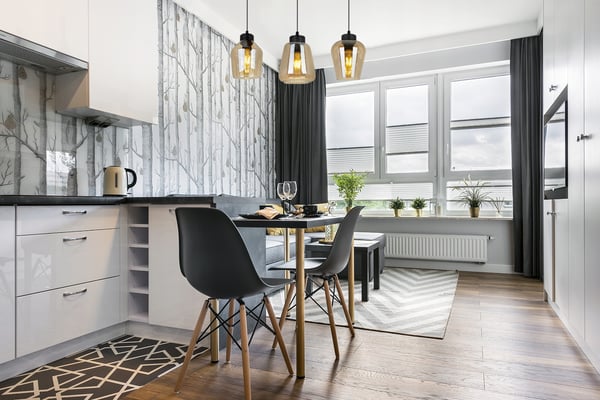 MODERNI ELEGANTTI RIIPPUVALAISIN LASIVÄRILLÄ