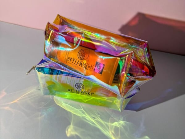 BKP-03 SILVER rektangulär sminkväska holografisk