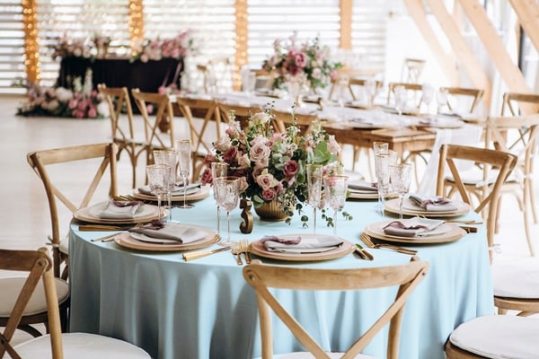 sininen pöytäliina pyöreä pöytä 320cm hääjuhla